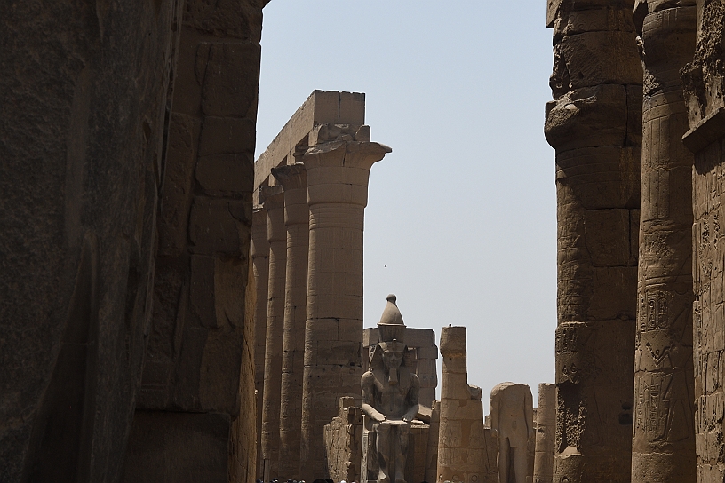 65 MAK_6211.jpg - In lontananza una delle due colossali statua di Ramses II...